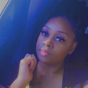 Meet your Posher, Markaela